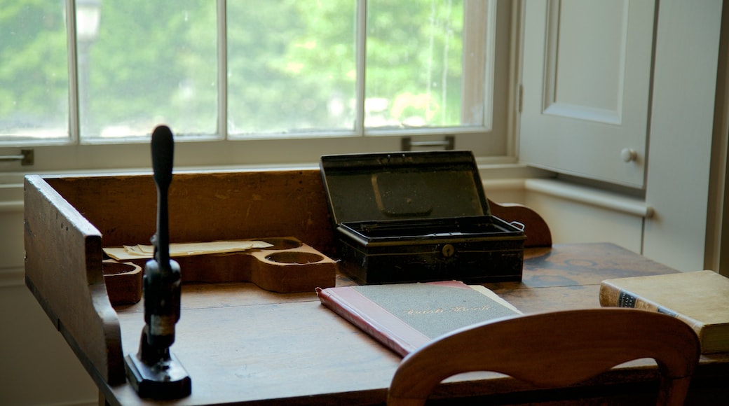 Old Capitol Museum som inkluderar en administrativ byggnad, historiska element och interiörer