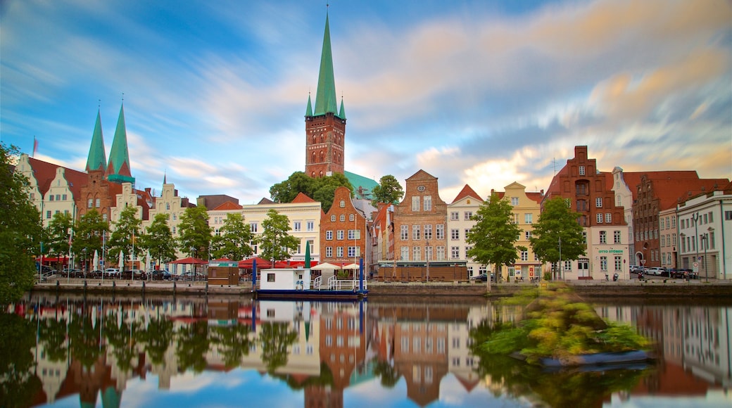 Petrikirche som viser by og bukt eller havn