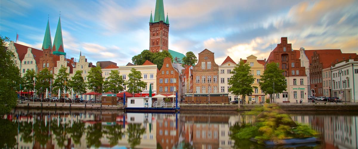 Petrikirche showing a city and a bay or harbour