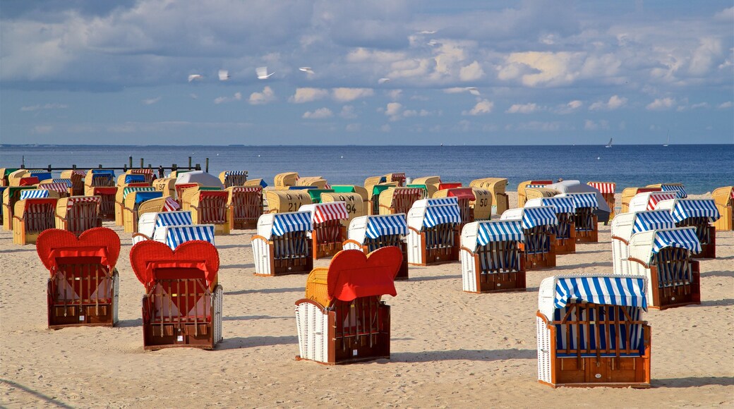 Travemünde che include spiaggia sabbiosa e vista della costa