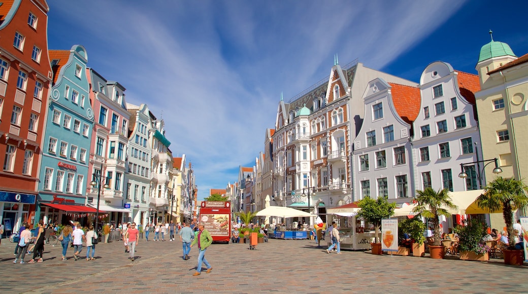 Rostock das einen Platz oder Plaza und Straßenszenen sowie kleine Menschengruppe