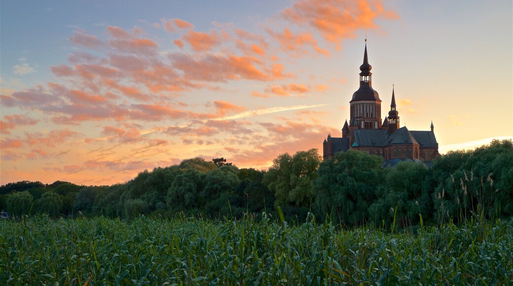Stralsund mit einem Sonnenuntergang und historische Architektur