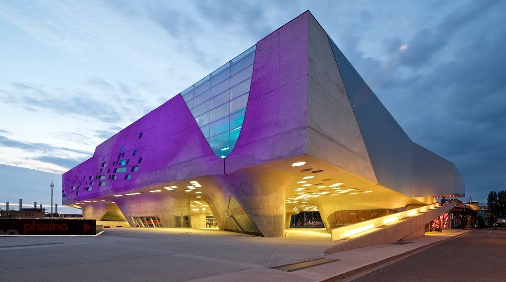 Phaeno Science Center que incluye escenas nocturnas y arquitectura moderna