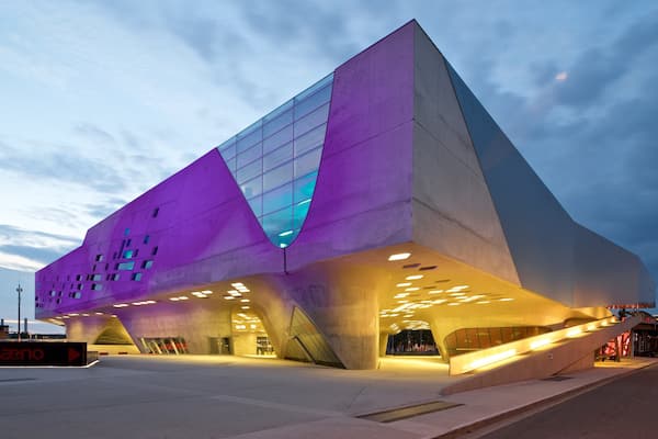 Centre scientifique Phaeno mettant en vedette scĂšnes de nuit et architecture moderne