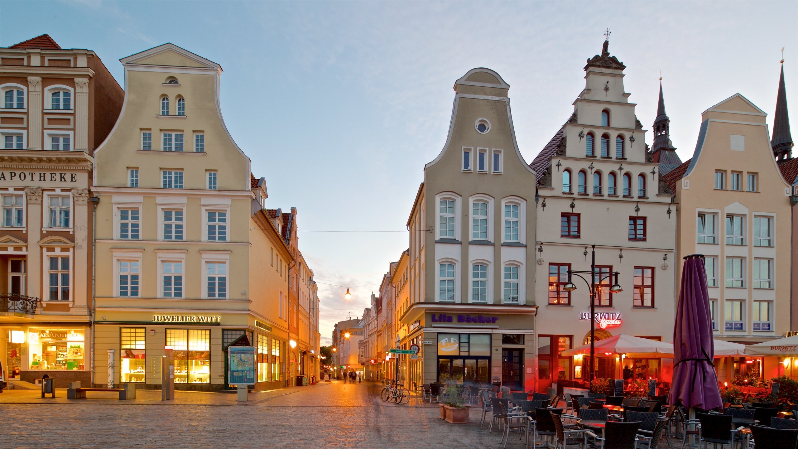 Neuer Markt og byder på en by og kulturarvsgenstande