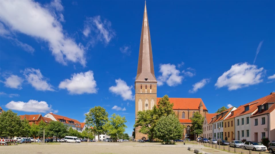 Petrikirche featuring heritage architecture and a square or plaza