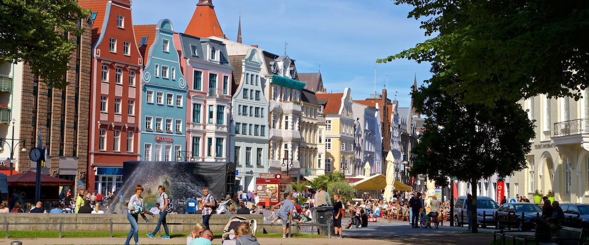 Rostock qui includes jardin et ville aussi bien que petit groupe de personnes