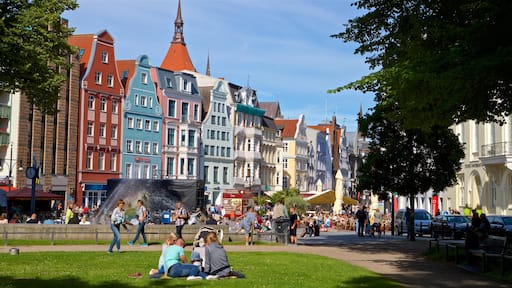 Rostock mostrando giardino e città cosi come un piccolo gruppo di persone