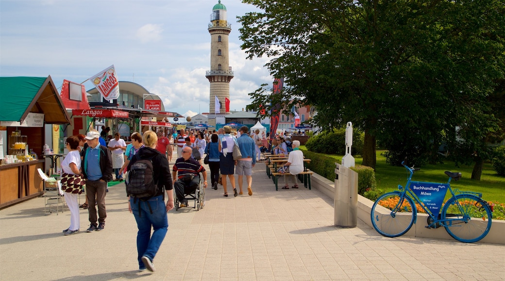 Warnemünde fyrtårn som viser gatescener i tillegg til en liten gruppe med mennesker