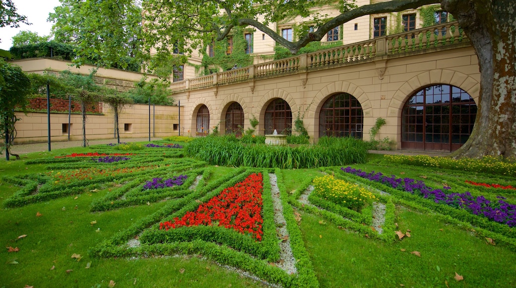 Castello di Schwerin che include parco, oggetti d\'epoca e fiori