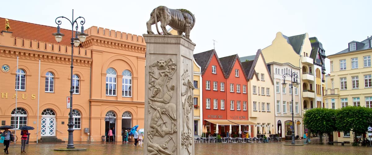Schwerin ofreciendo una estatua o escultura, una ciudad y un parque o plaza
