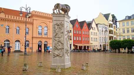 Schwerin showing a statue or sculpture, a city and a square or plaza