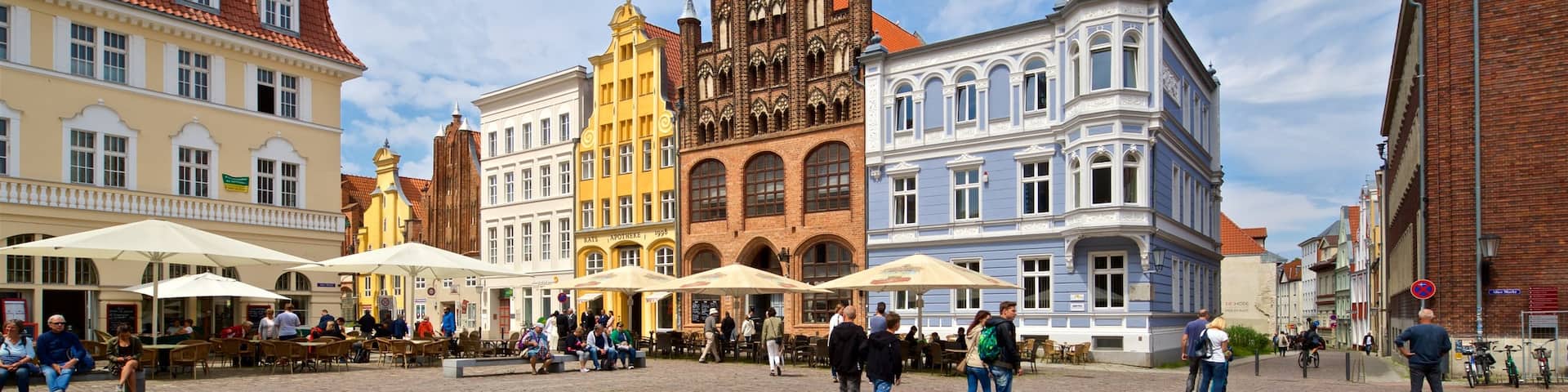 Stralsund welches beinhaltet Straßenszenen, Platz oder Plaza und Geschichtliches