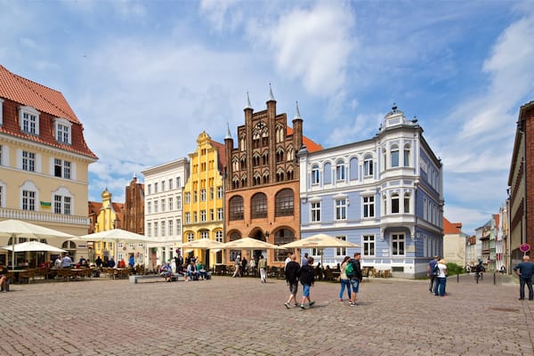 Stralsund welches beinhaltet StraĂenszenen, Platz oder Plaza und Geschichtliches