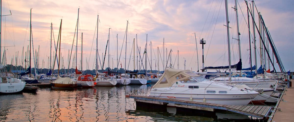 Puerto de Stralsund ofreciendo una bahía o puerto y una puesta de sol