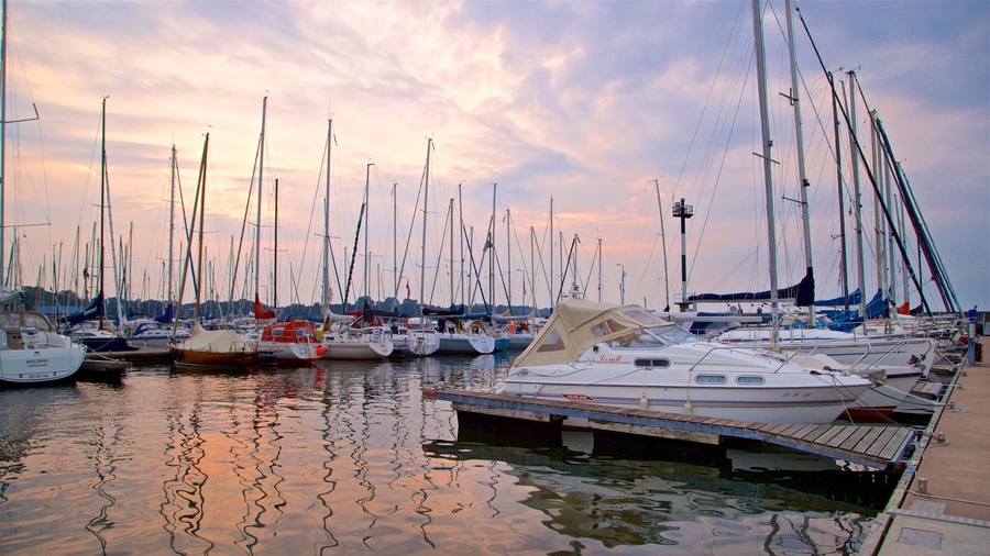 Porto di Stralsund che include tramonto e baia e porto