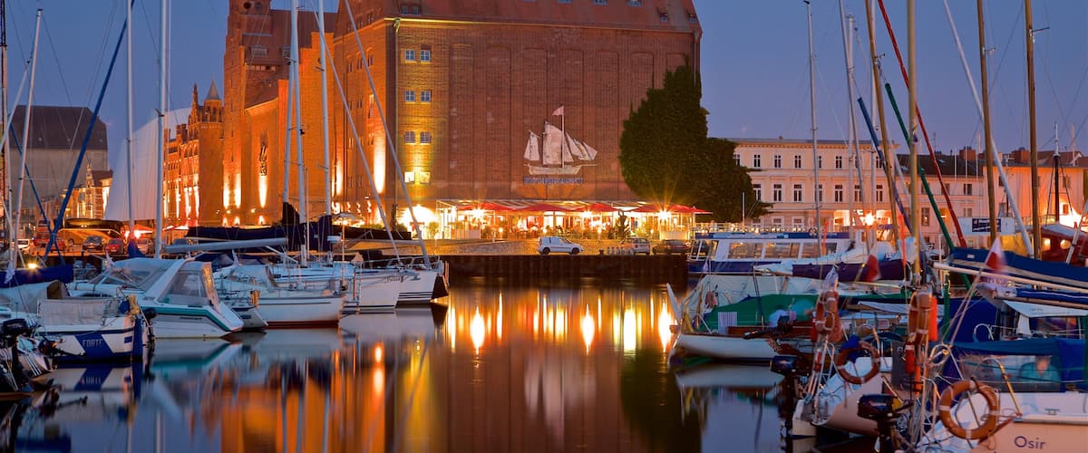 Stralsunder Hafen og byder på en bugt eller havn, en by og natteliv