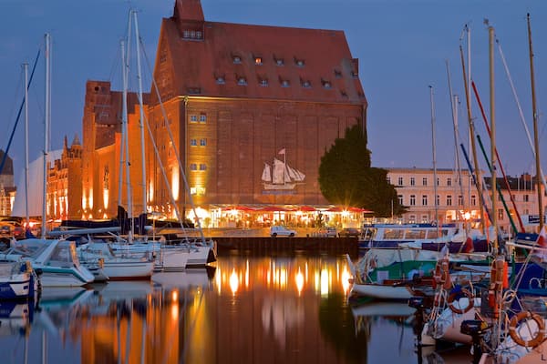 Hafen von Stralsund welches beinhaltet Stadt, Bucht oder Hafen und bei Nacht