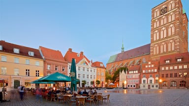 Stralsund joka esittää kaupunki, syöminen ulkona ja auringonlasku