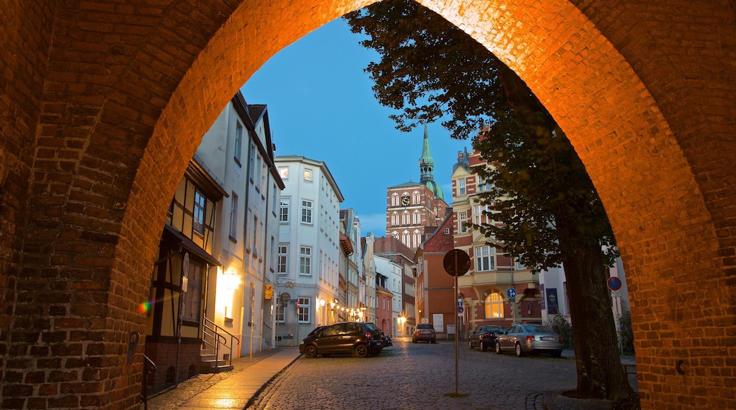 Stralsund ofreciendo elementos patrimoniales y escenas de noche