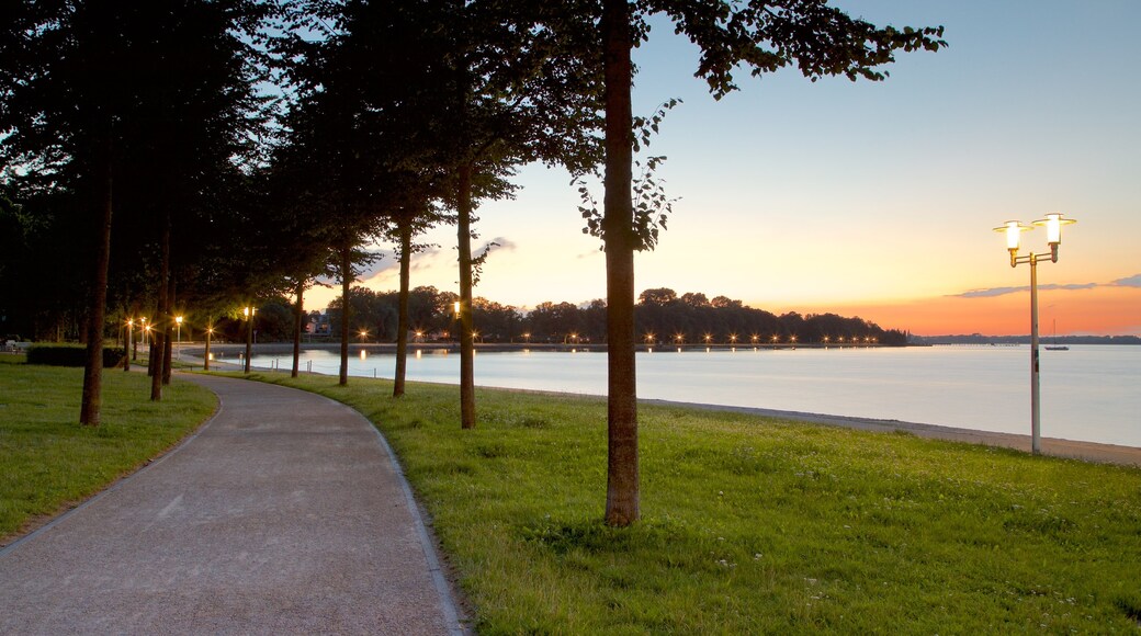 Stralsund mit einem Sonnenuntergang, allgemeine Küstenansicht und Park