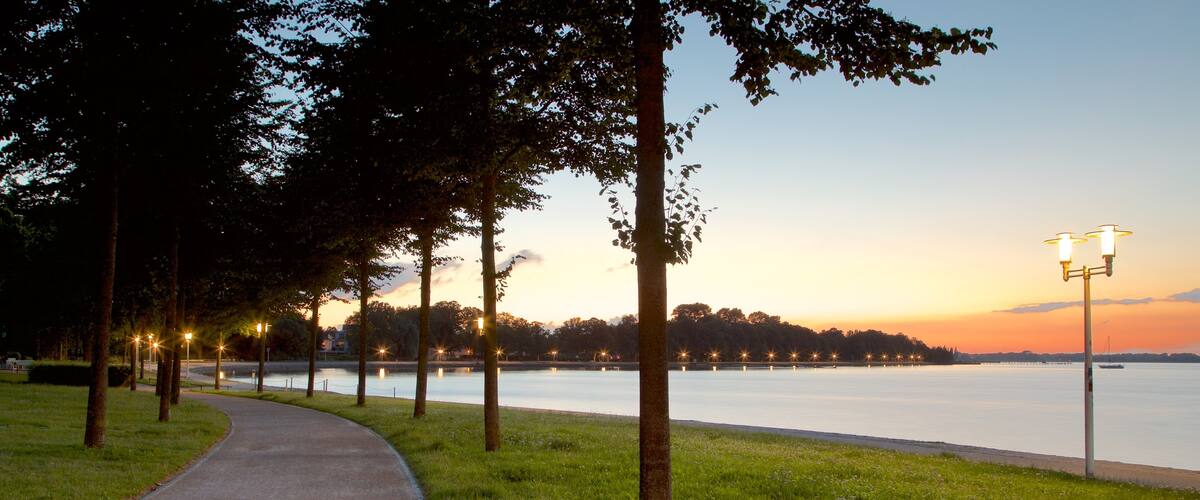 Stralsund que incluye un atardecer, un jardín y vistas de una costa