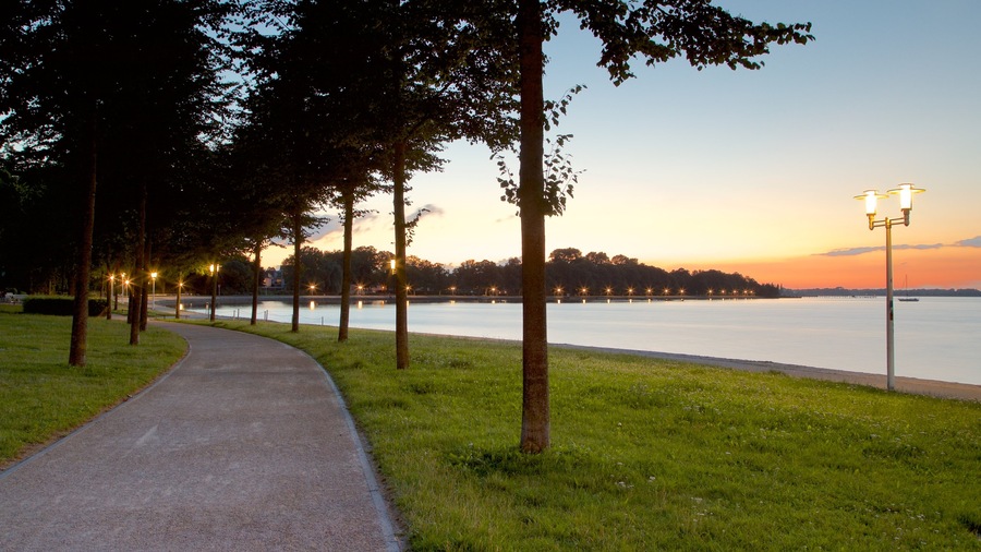 Stralsund ofreciendo vistas generales de la costa, una puesta de sol y un jardín