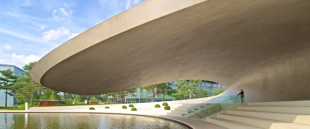 Complejo Autostadt de Volkswagen ofreciendo arquitectura moderna y un lago o abrevadero