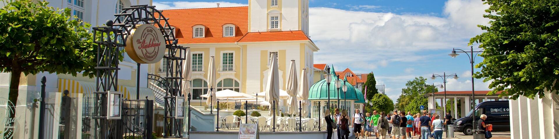 Ostseebad Binz ofreciendo escenas urbanas y también un pequeño grupo de personas