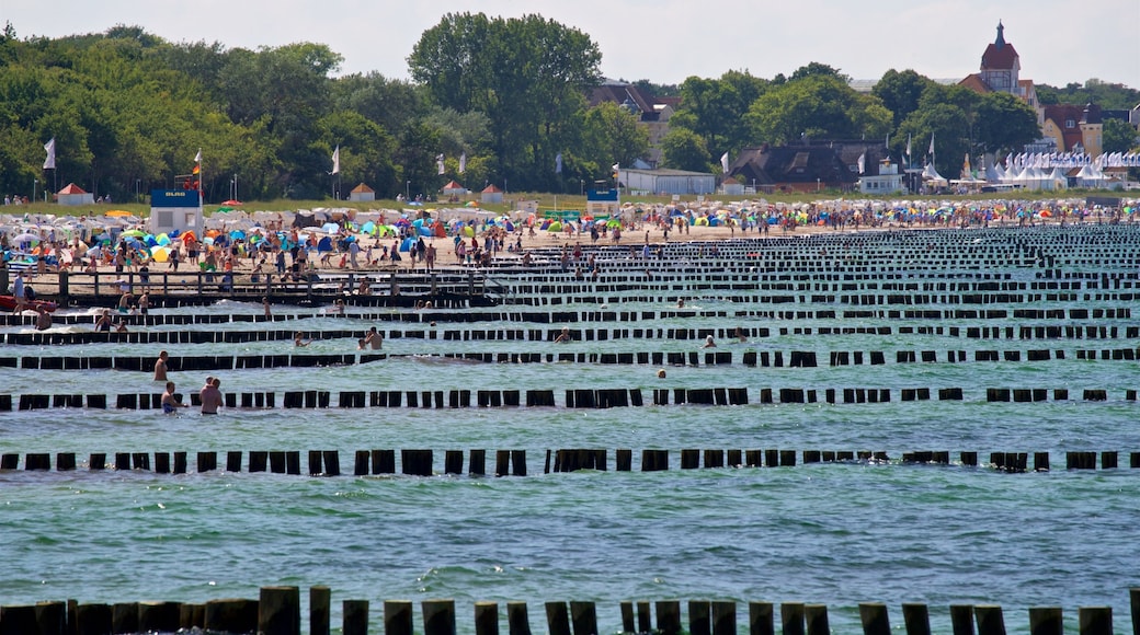 Strand von Kühlungsborn das einen Schwimmen und allgemeine Küstenansicht sowie große Menschengruppe