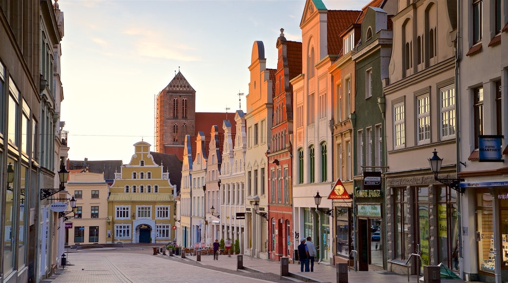 Wismar som inkluderar en solnedgång, historiska element och en stad