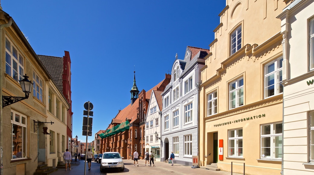 Wismar som visar gatuliv och en stad såväl som en liten grupp av människor