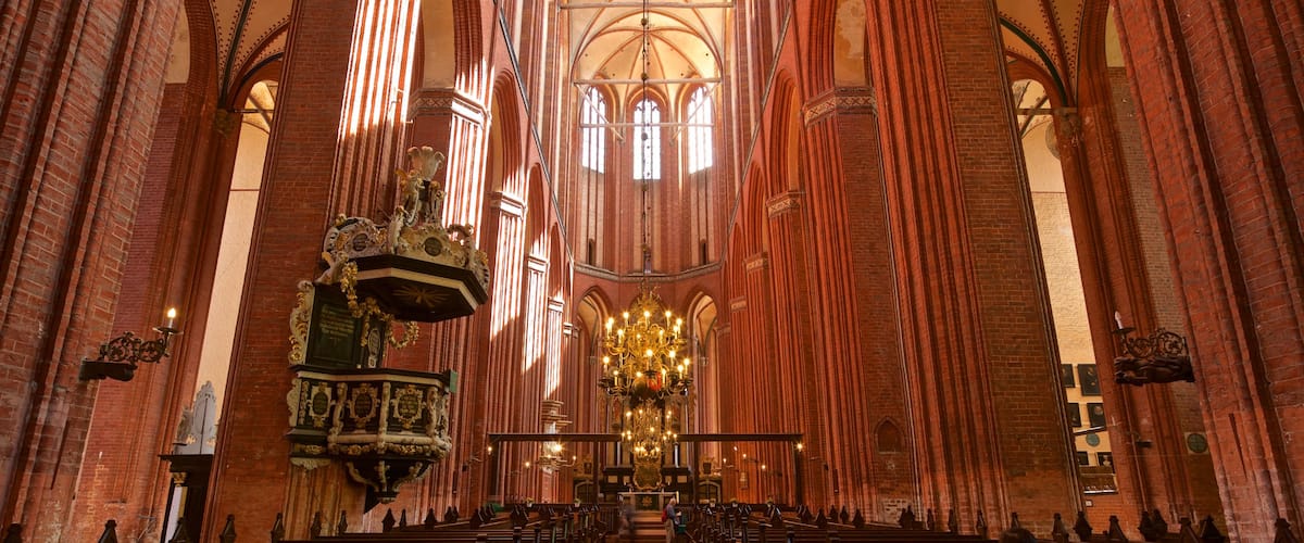 St-Nikolai-Kirche featuring interior views, heritage elements and a church or cathedral