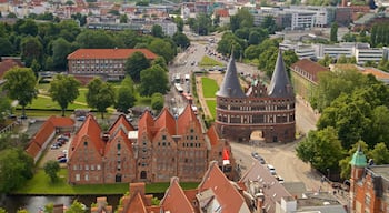 Petrikirche toont landschappen, een stad en historische architectuur