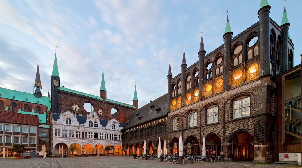 Rathaus che include città, piazza e architettura d\'epoca