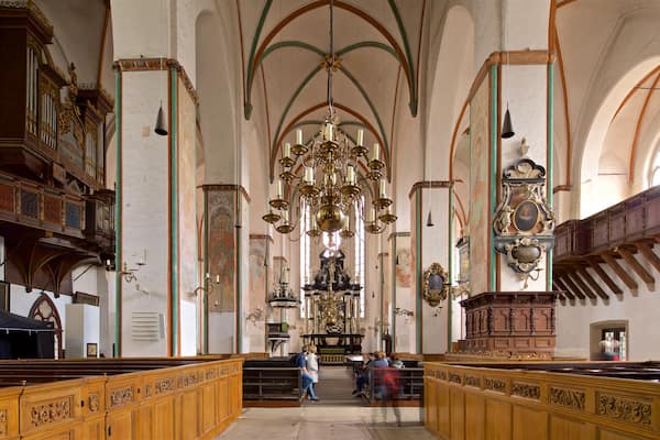 Ăglise Saint-Jacques mettant en vedette Ă©glise ou cathĂ©drale, patrimoine historique et vues intĂ©rieures