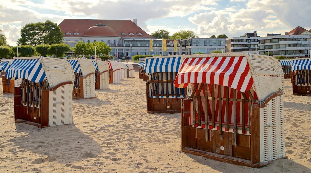 Travemünde bevat een zandstrand en algemene kustgezichten