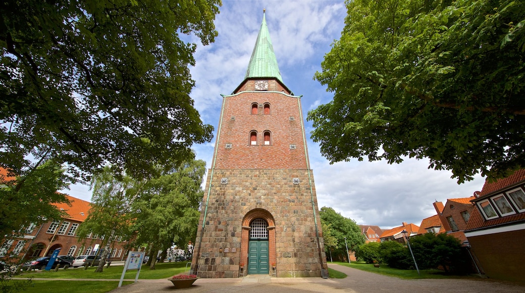 Travemünde som viser historiske bygningsværker og en kirke eller en katedral