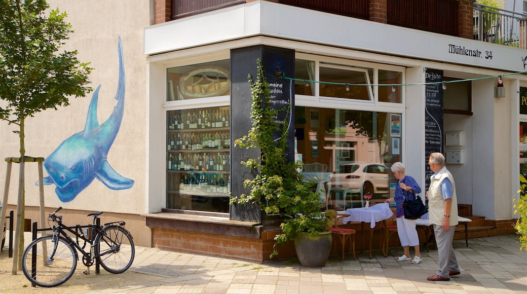 Warnemünde ofreciendo escenas urbanas y arte al aire libre y también una pareja