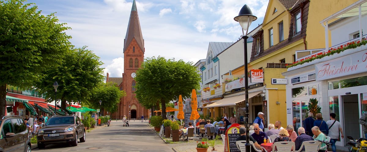 Warnemuende Church which includes heritage architecture, outdoor eating and a church or cathedral