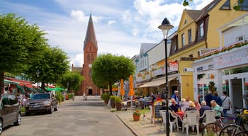 Evangelische Kirche Warnemünde som viser historiske bygningsværker, en kirke eller en katedral og udendørs spisning