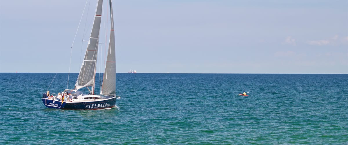Kuehlungsborn Beach showing sailing and general coastal views