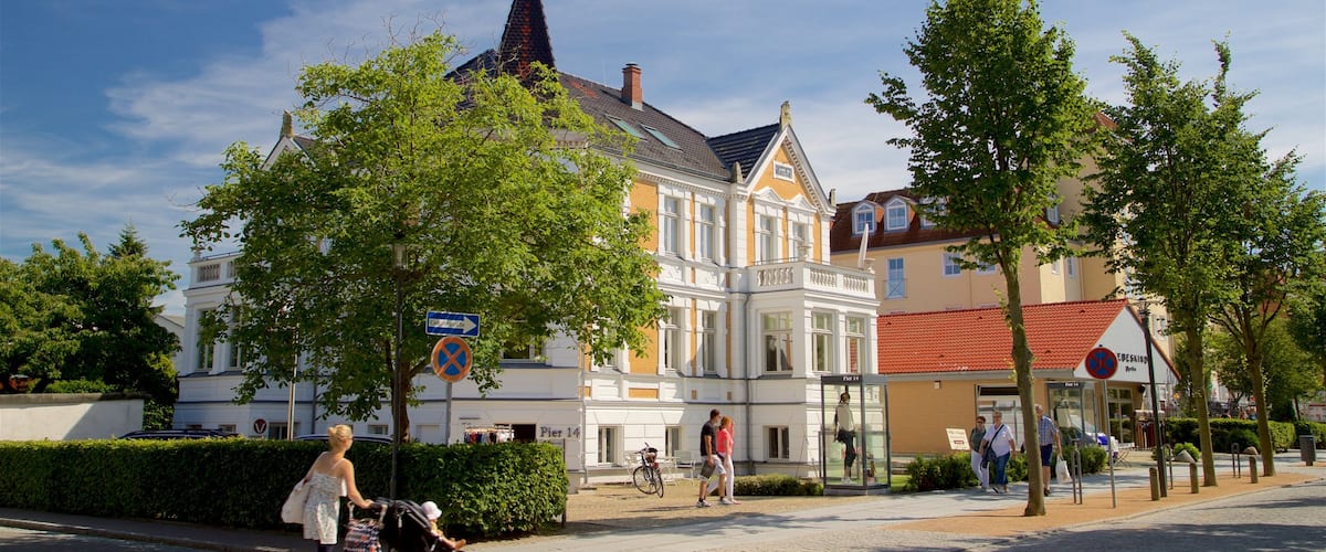 Kuehlungsborn featuring street scenes as well as a family