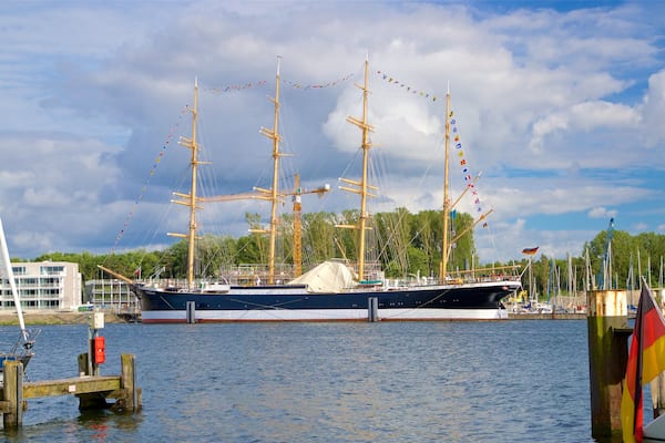 Travemuende mettant en vedette baie ou port et patrimoine historique