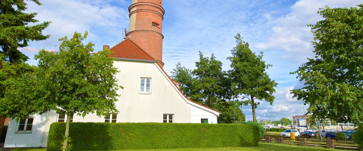 Vieux phare de TravemĂŒnde montrant patrimoine architectural