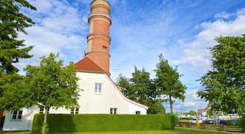 Vieux phare de Travemünde montrant patrimoine architectural