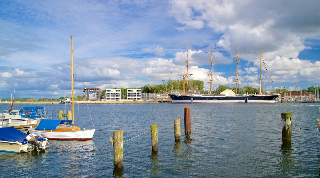 Travemünde que incluye una bahía o un puerto y elementos patrimoniales