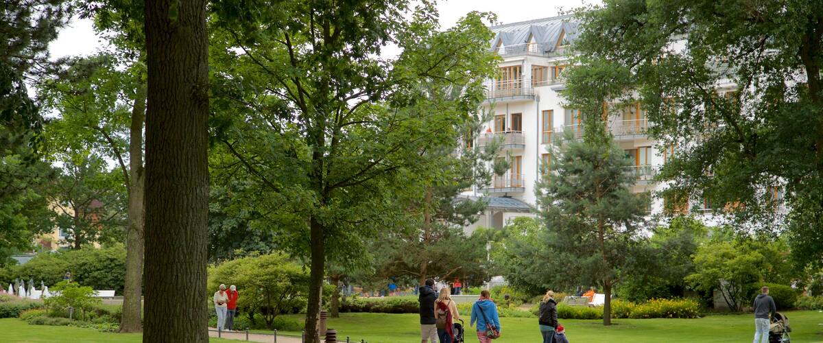 Timmendorfer Strand which includes a garden as well as a small group of people