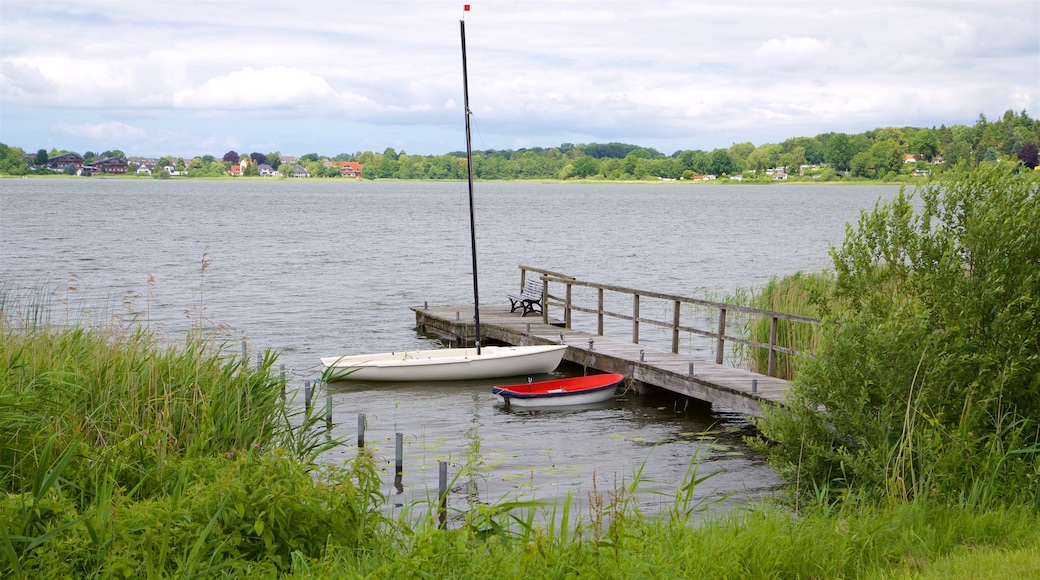 Scharbeutz mettant en vedette lac ou étang