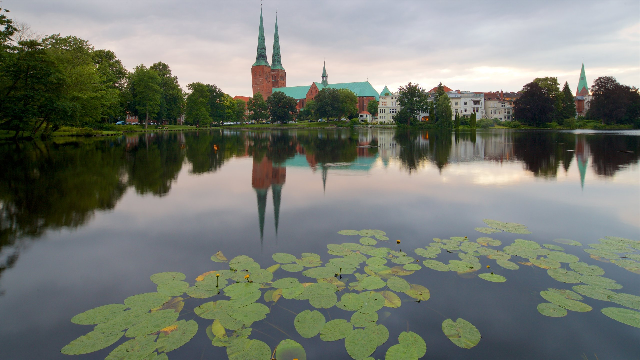 Dom welches beinhaltet Teich